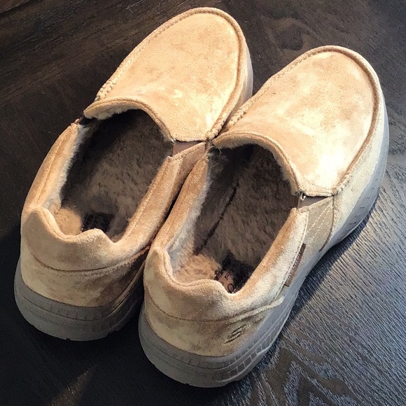 EUC Men’s 8 Skechers Relaxed Fit Luxe Foam Suede Slippers - Picture 2 of 5